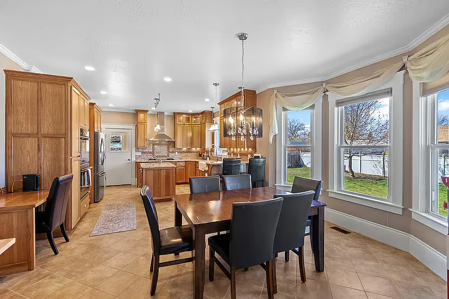 5 bed, 2500 sqft, $4,500 — Photo 4