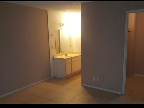 4th image of 445 S Coalinga St