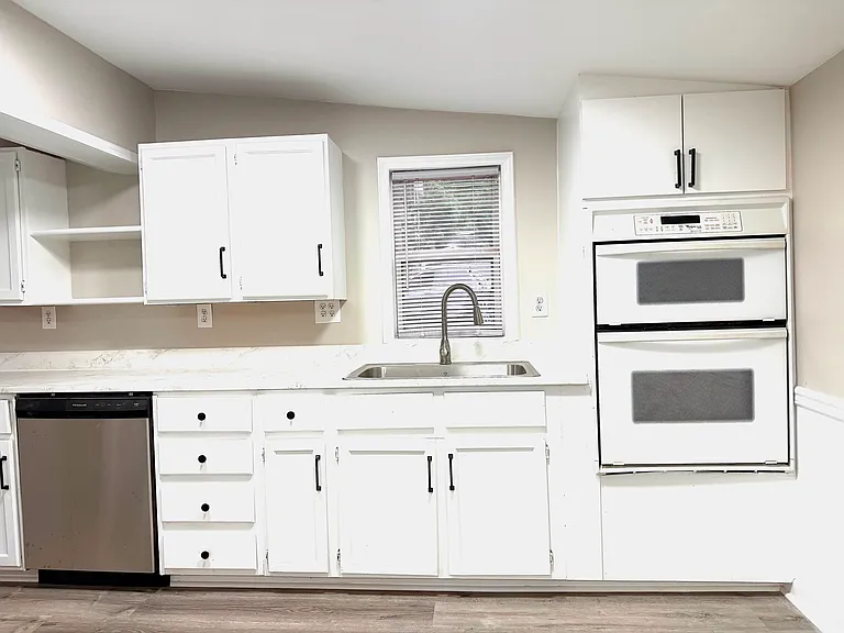Kitchen area - Double oven (microwave & convection), oversized sink