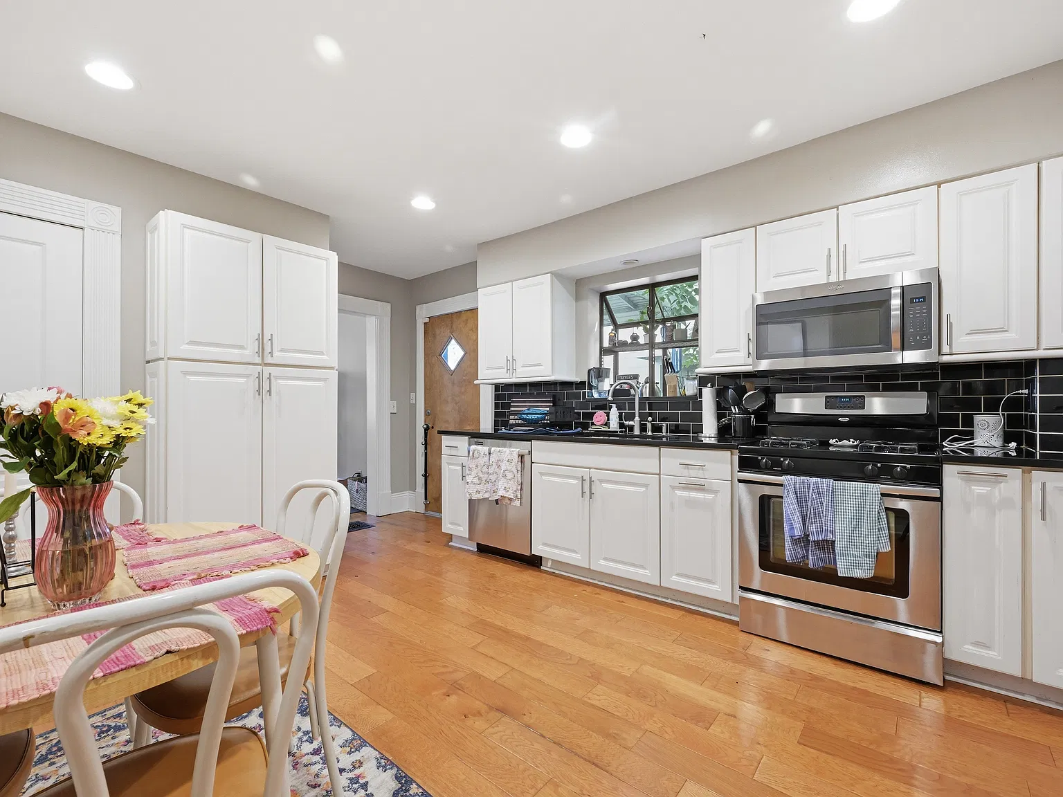 2 bed, 1024 sqft, $2,200 — Photo 3