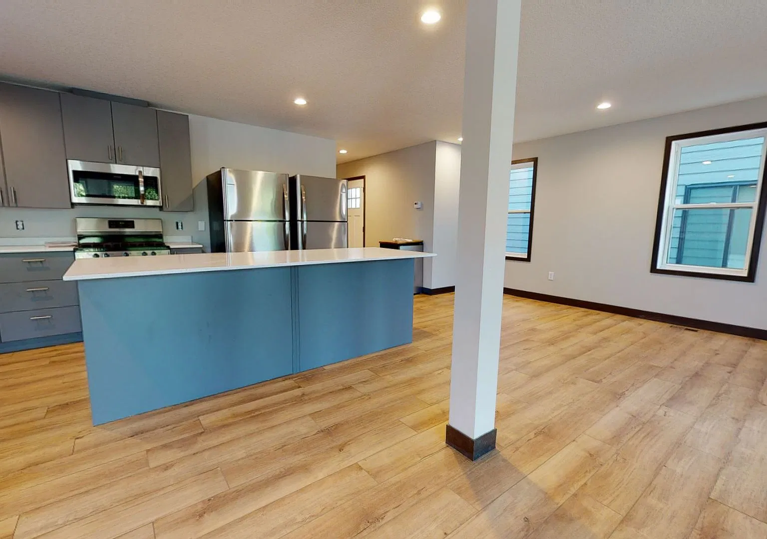 916 6th St SE (Quadplex) — Photo 3