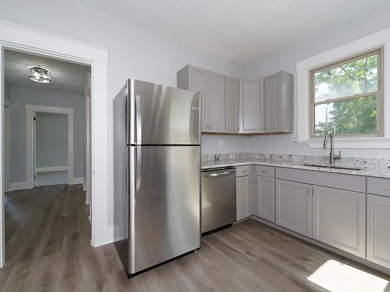 329 W 21st St — Photo 13