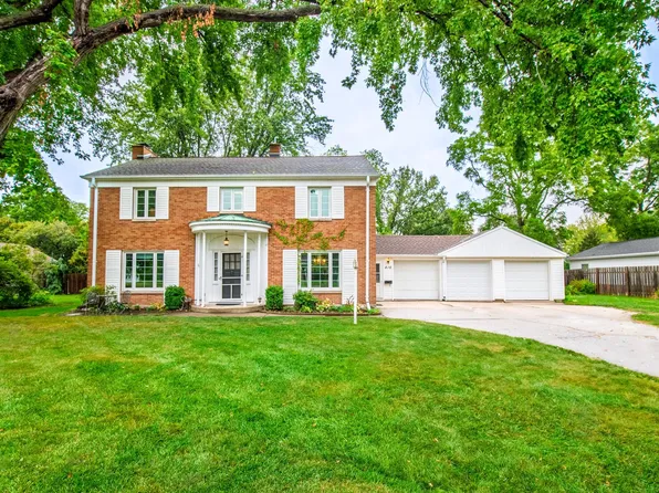 416 Arrowhead Dr, Green Bay, WI 54301