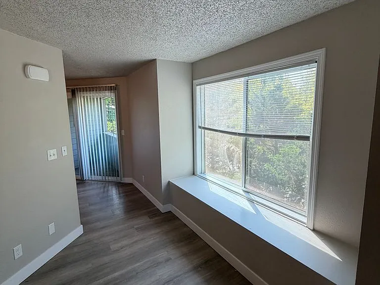 315 NW 9th St #6 — Photo 8