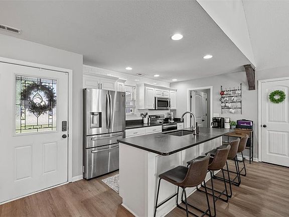 4th image of 2212 E Willow Pointe Cir