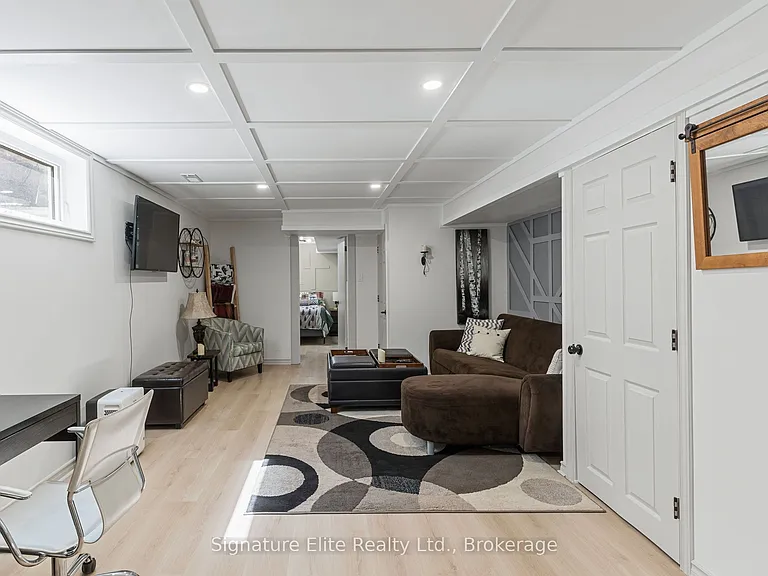 35 Cedartree Ln — Photo 2