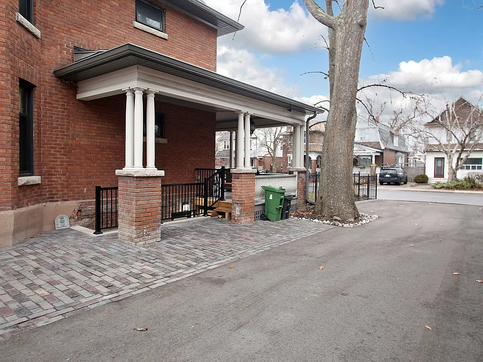 Main St