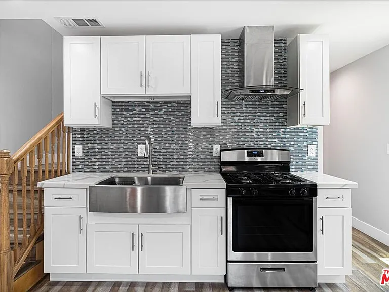 6652 Orion Ave — Photo 8