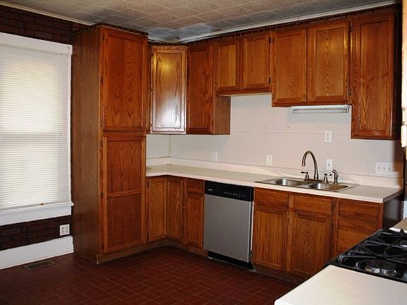 5th image of 306 E Franklin St