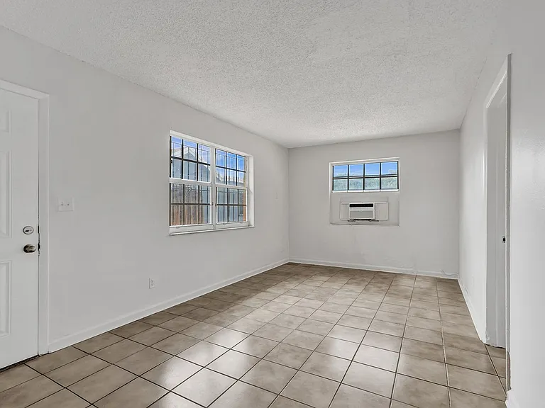 2525 Superior St — Photo 15