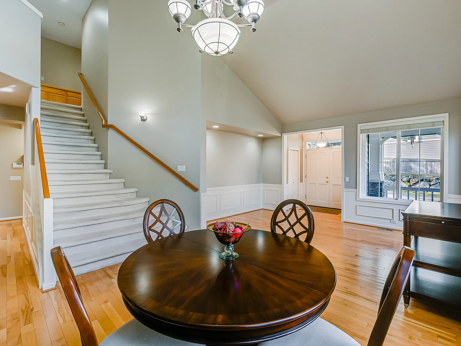 5 bed, 3.5 bath, 3760 sqft, $6,200 — Photo 3
