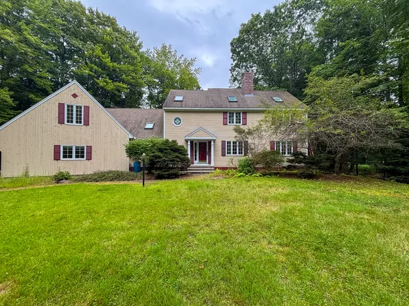 62 Hearthside Cir, Bedford, NH 03110