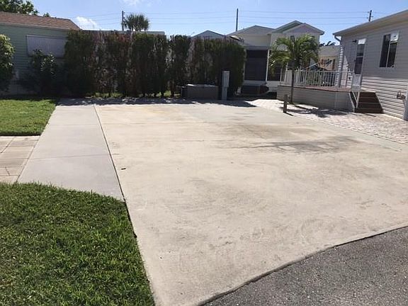 3rd image of 772 Nettles Blvd
