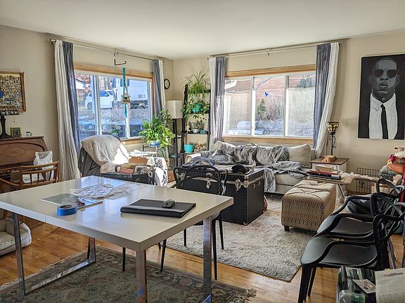 Possible layout with dining table