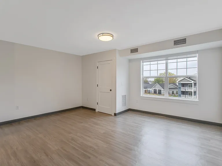 Loso Lakeside Apartments — Photo 21