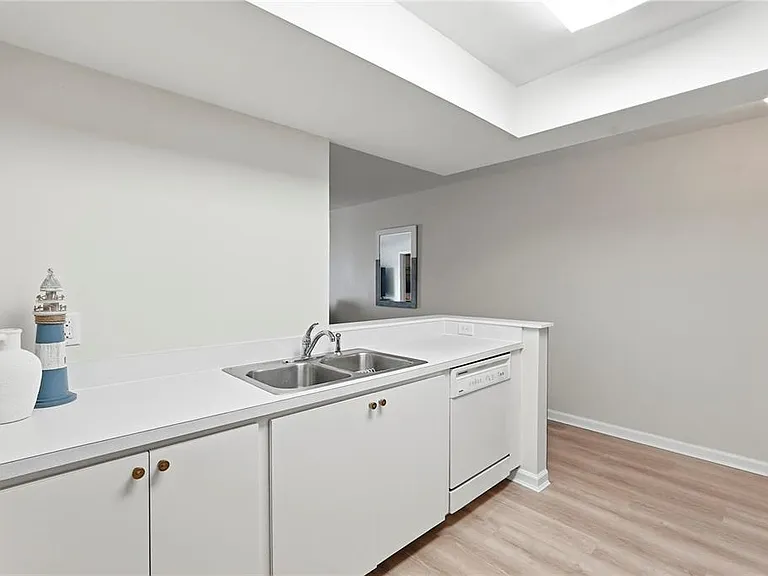 285 107th Ave #405 — Photo 9
