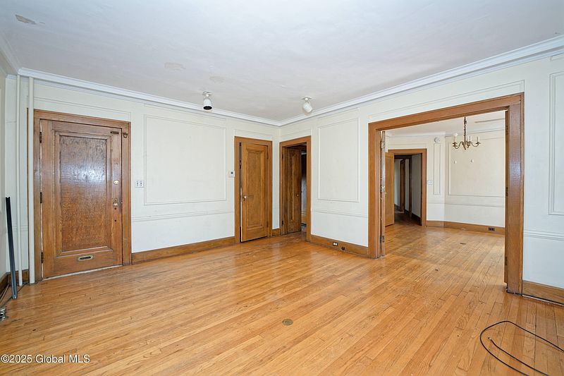 5th image of 405 Manning Boulevard