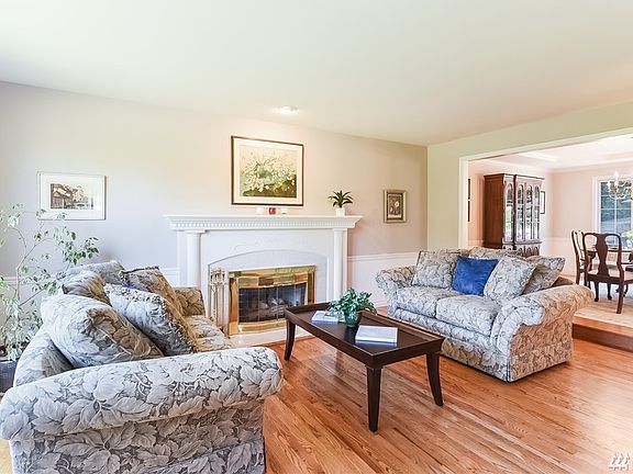 The grand entry is perfect for all your Holiday Decorations.