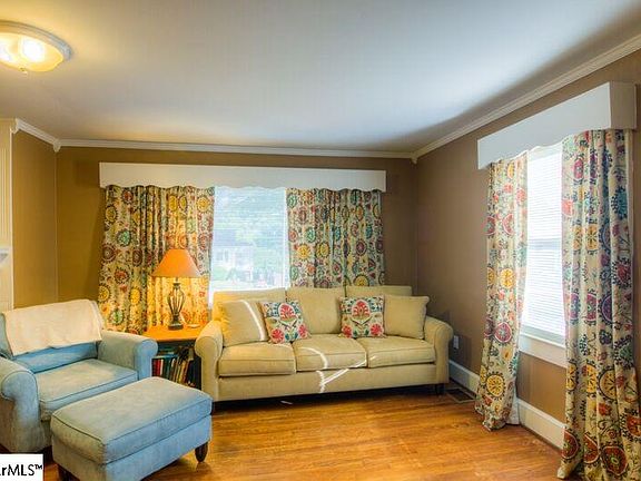 5th image of 104 Lenore Ave
