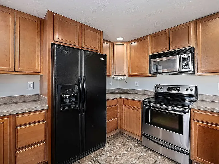 710 Taylor St W — Photo 13
