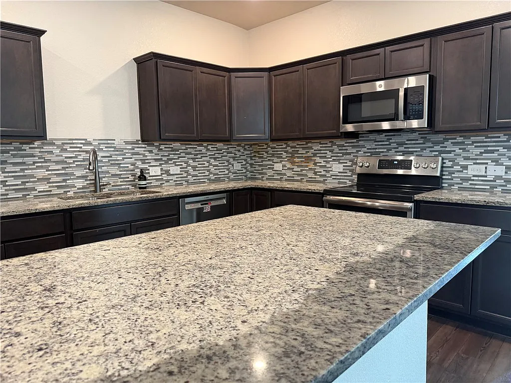 3 bed, 2.5 bath, 1463 sqft, $1,900 — Photo 2