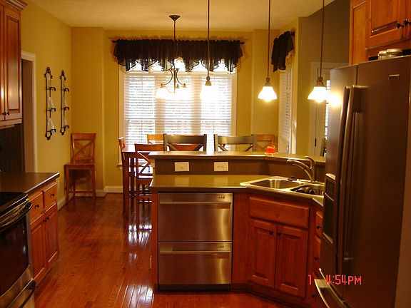 Kitchen - looking towards breakfast area