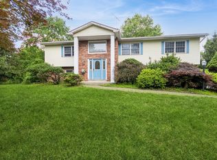 2 Demarest Rd, Chestnut Ridge, NY 10977