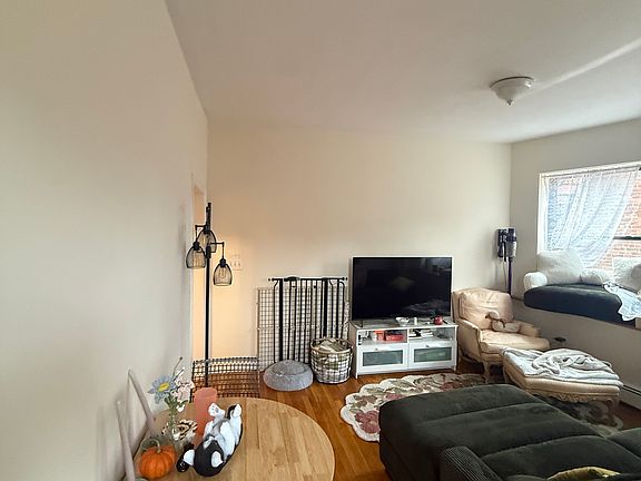 4th image of 69 Gainsborough St APT 9