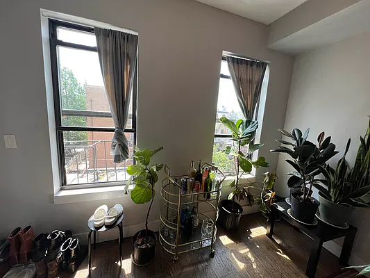 Rented by Delmark Realty LLC | media 12