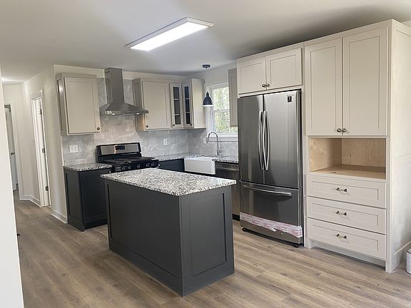 3rd image of 920 Lucas Ln