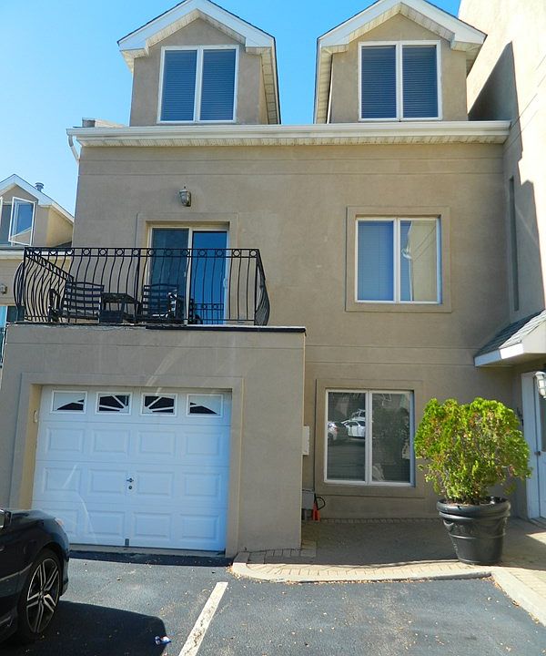 1st image of 1418-1444 Outlook Ave #2