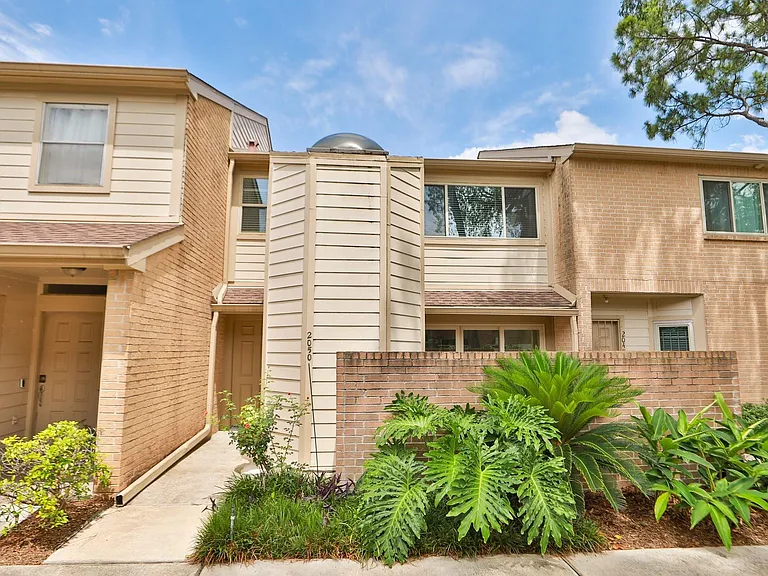 2050 Augusta Dr — Photo 3