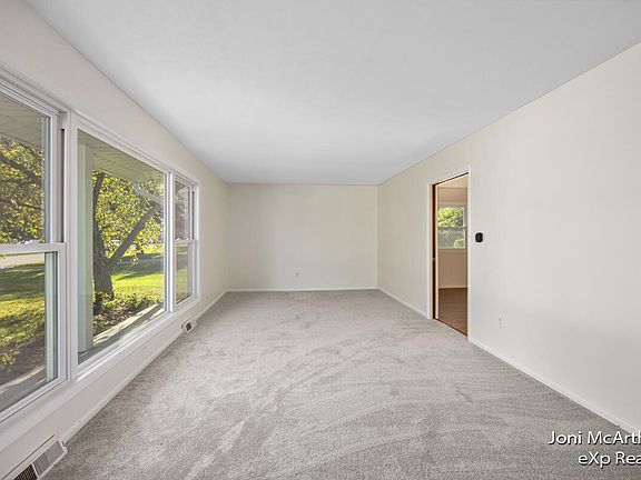 3rd image of 2480 Saratoga Dr NE