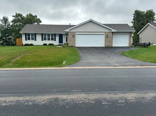 142 Autumnwood Ln, Davis Junction, IL 61020