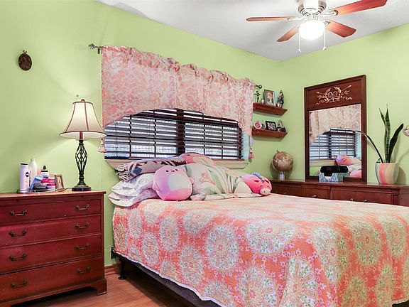 3rd image of 524 W 7th St