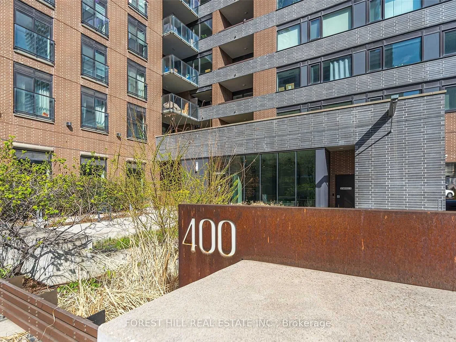 400 Wellington St W — Photo 2