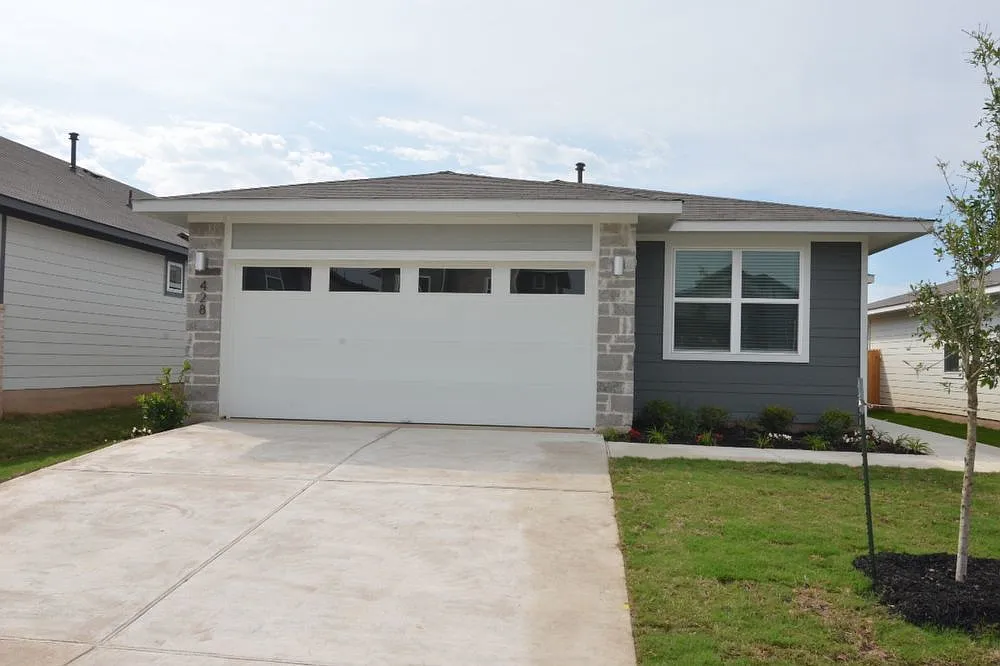 4 bed, 2.0 bath, 1705 sqft, $2,000 — Photo 2