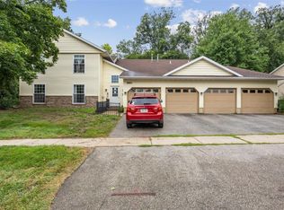 3801 Lexington Dr NE APT B, Cedar Rapids, IA 52402