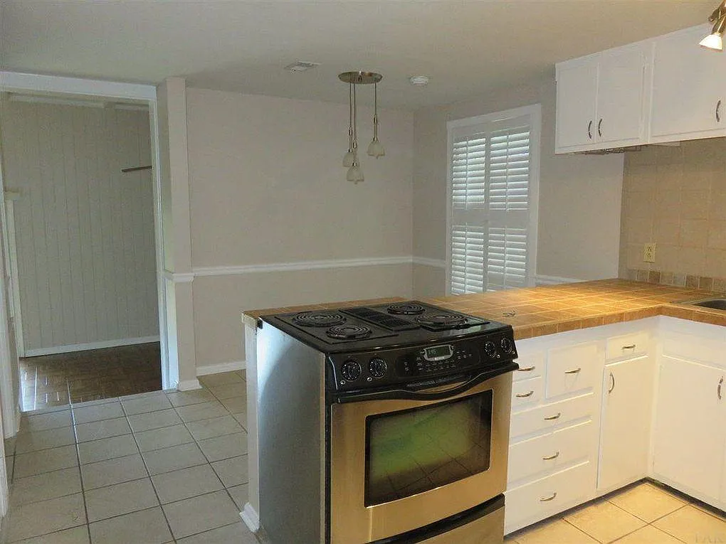 4 bed, 2.5 bath, 2228 sqft, $3,045 — Photo 3