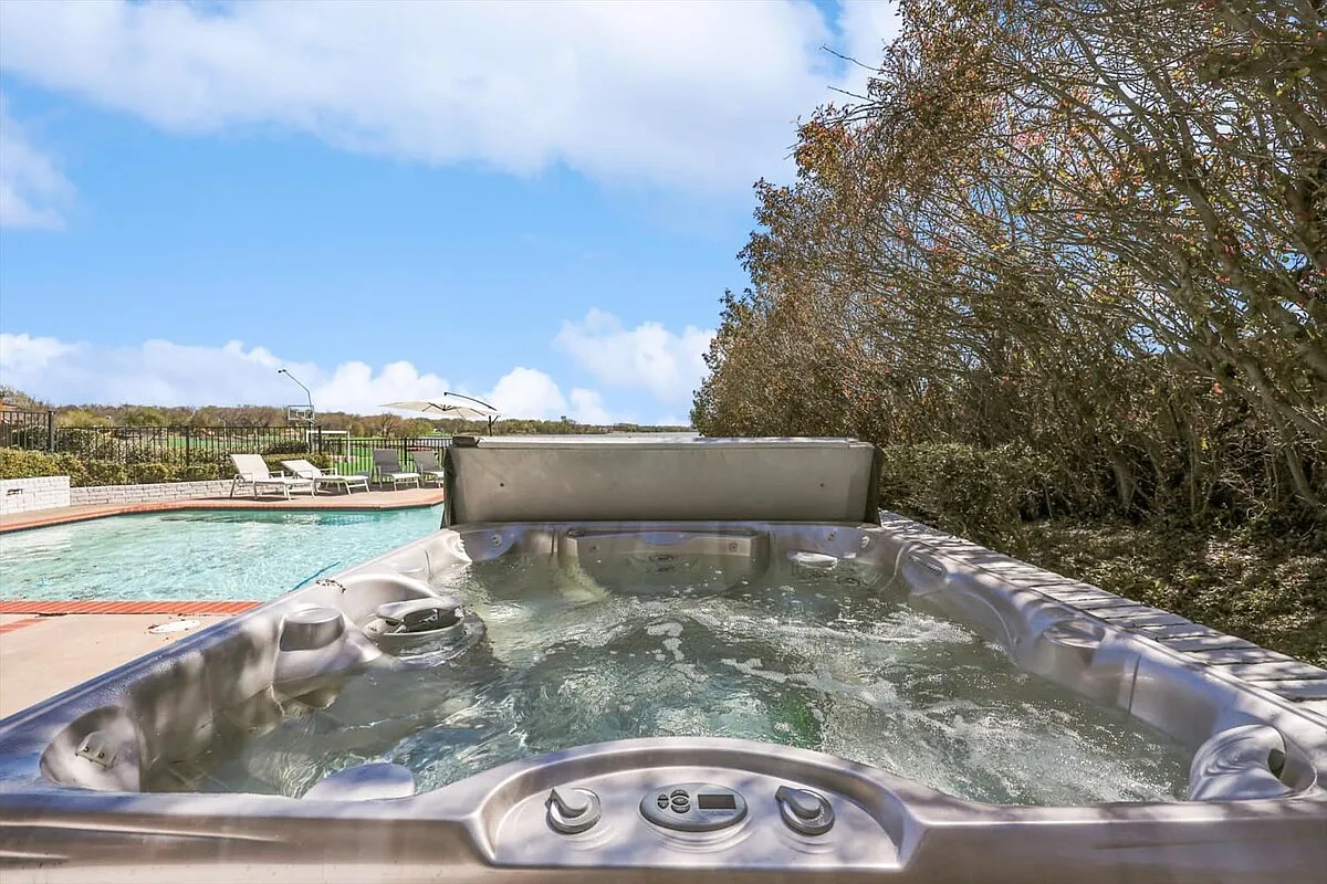 6 bed, 5898 sqft, $11,500 — Photo 3