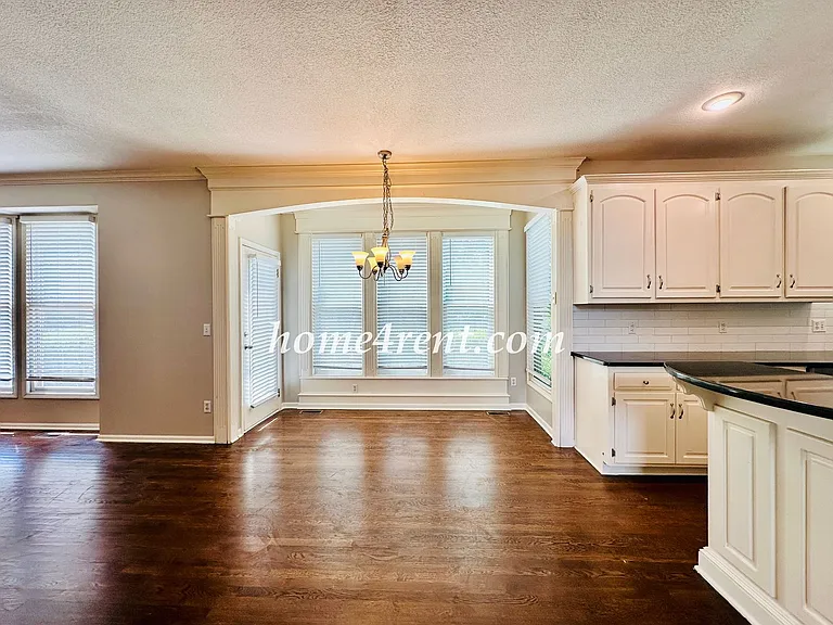 8511 W 128th St — Photo 16