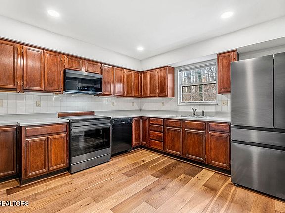 4th image of 213 Camelot Ct