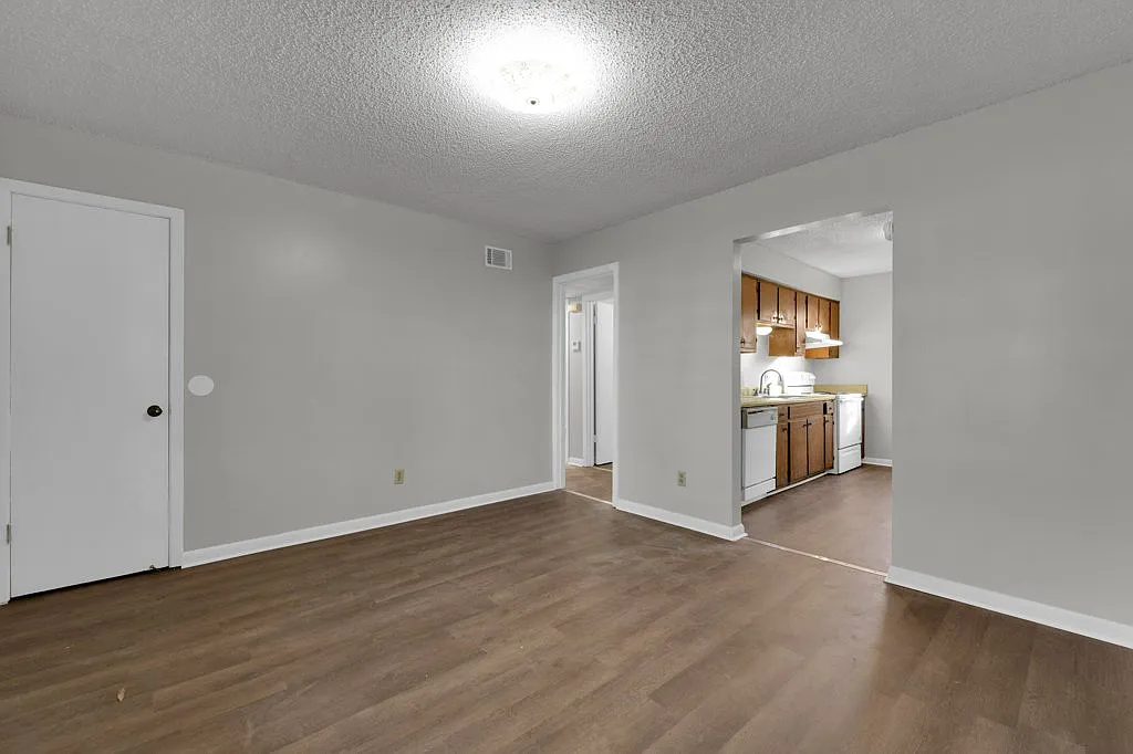 2 bed, 700 sqft, $795 — Photo 3