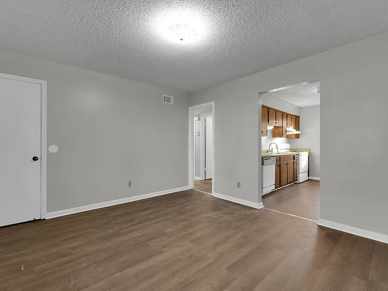 912 E Broad St — Photo 3