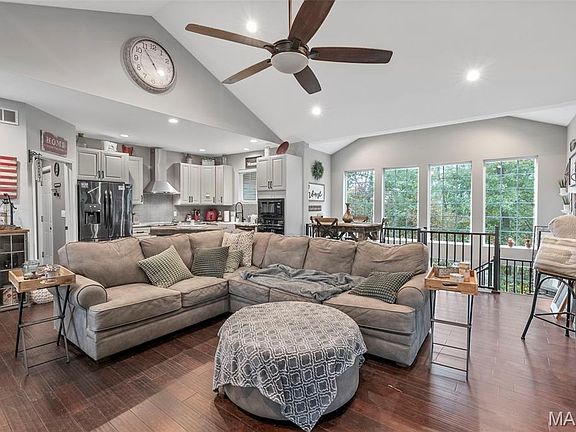 5th image of 700 Castle Ct