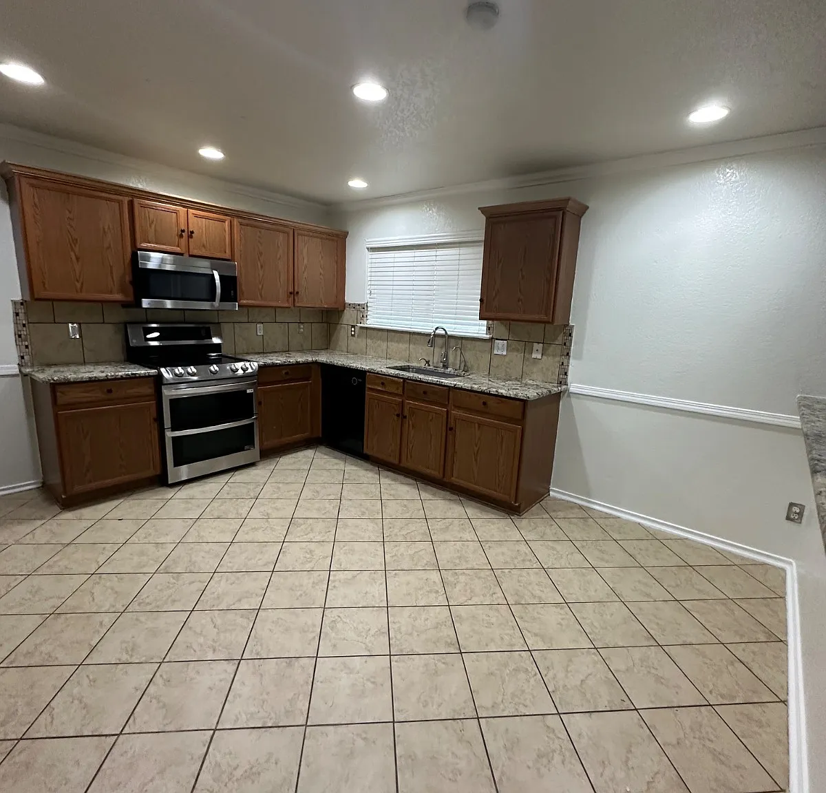 3 bed, 2.5 bath, 2080 sqft, $1,950 — Photo 2