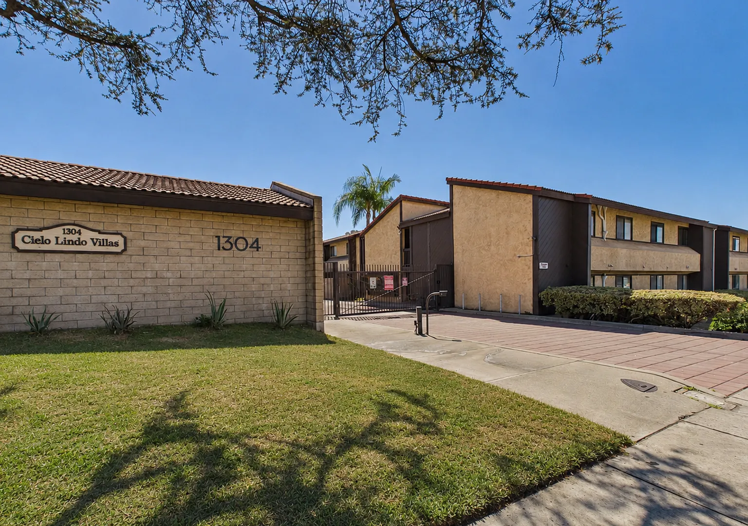 Spacious Condo - 2BR/2BA with In-Unit Laundry, Central A/C, Pool & 2 Parking Spaces - Duarte — Photo 3