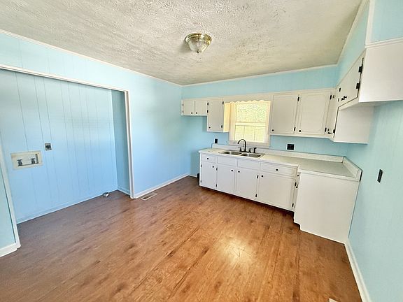 4th image of 228 Hillside Ter