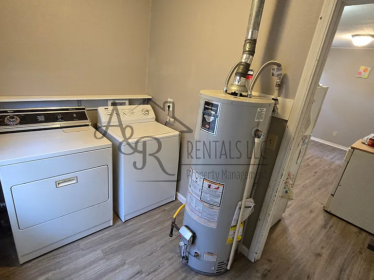 305 E Hudson St — Photo 11