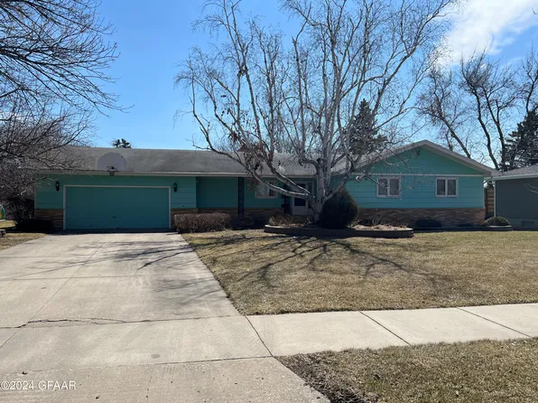 1002 Boyd Dr, Grand Forks, ND 58203
